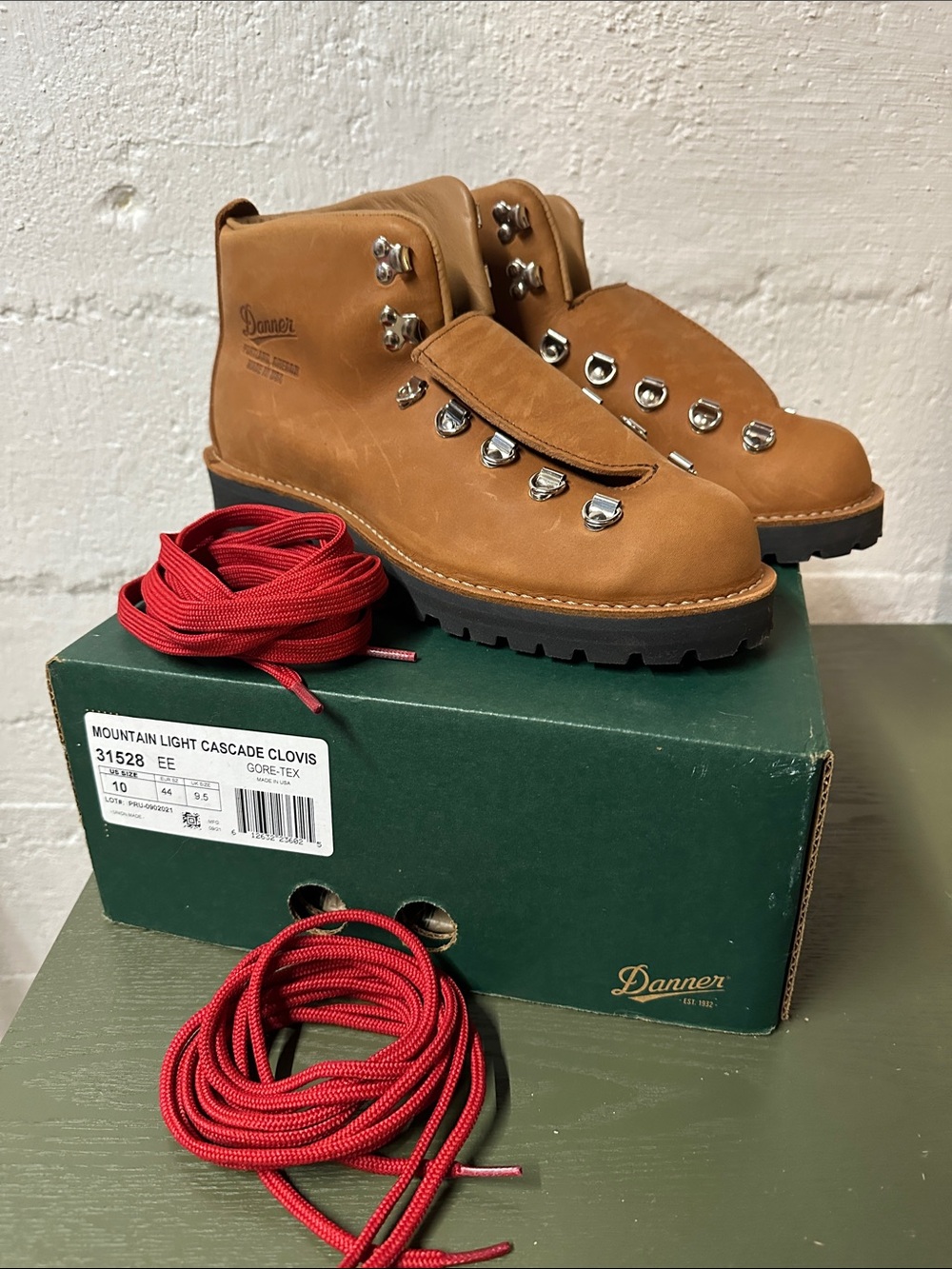 Danner Mountain Light Cascade Clovis Leather Hiker Boots in Tan - Picture 3 of 7